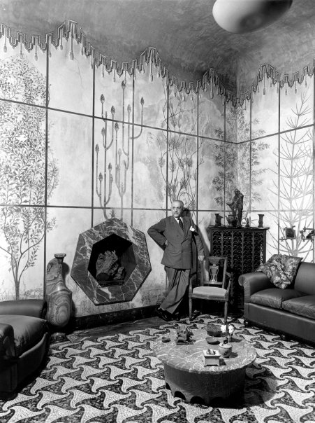 Piero+Portaluppi+nel+salotto+della+sua+abitazione%2C+1957