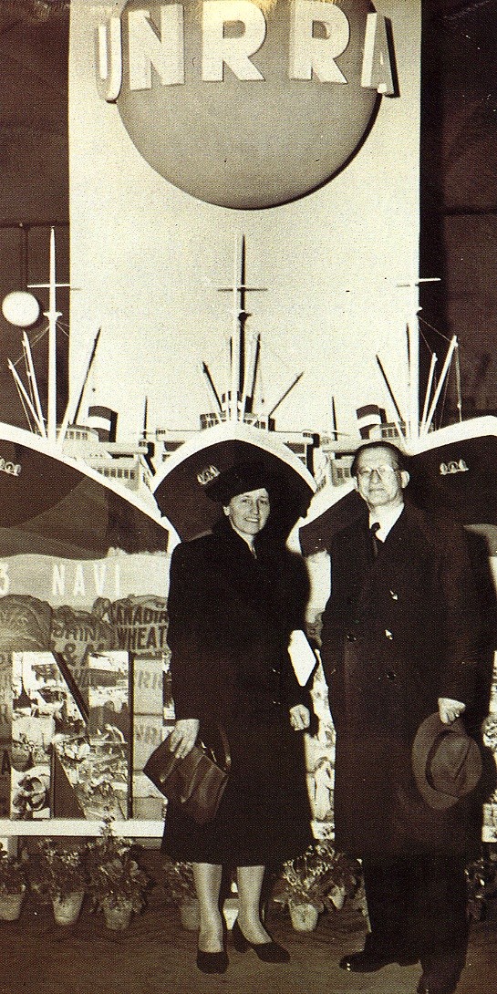 1946 - DG e Francesca Romani davanti a Manifesto UNRRA
