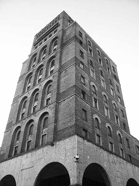 450px-Piazza_vittoria_brescia_torre_inail