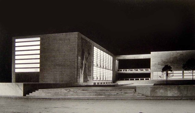 moretti notturno ... quando l'architettura c'è ... si vede ... anche al buio ...