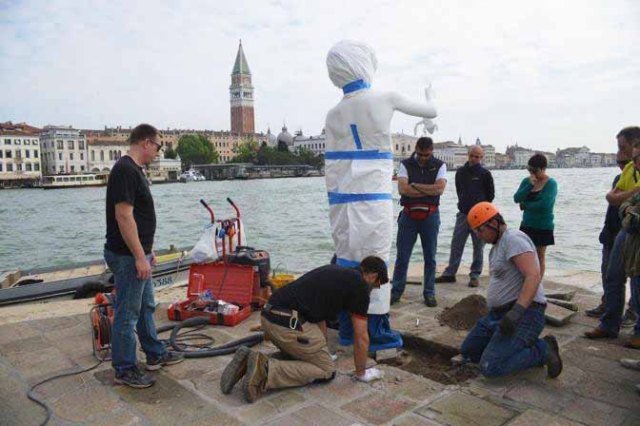 venezia, 8/05/2013 - la rimozione della statua il ragazzo con la rana dalla punta della salute