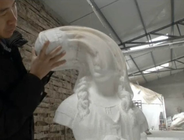 Sculture fatte di fogli di carta